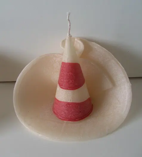 HANDGEVOUWEN KAARSEN HAND MADE ROOD ECRU PIRAMIDE MEDIUM