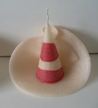 HANDGEVOUWEN KAARSEN HAND MADE ROOD ECRU PIRAMIDE MEDIUM