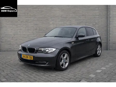 BMW 1-serie 118i Business Line | Motorschade | Lichtmetalen velgen | Lederen bekleding | Stuurbedien