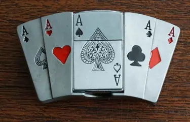 Aansteker gesp " Pokerhand / assen " nikkelkleurig