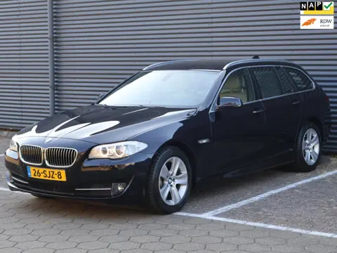 BMW 5-serie Touring 528i High Executive|Leder|Keyless|Dealer Onderhouden