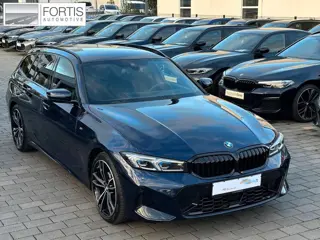 BMW 3 Serie Touring 320d xDrive M-SPORT ** LED, NAVI+, HALF-LEDER, VERW. STUUR, HuD, TREKH, 19-inch 