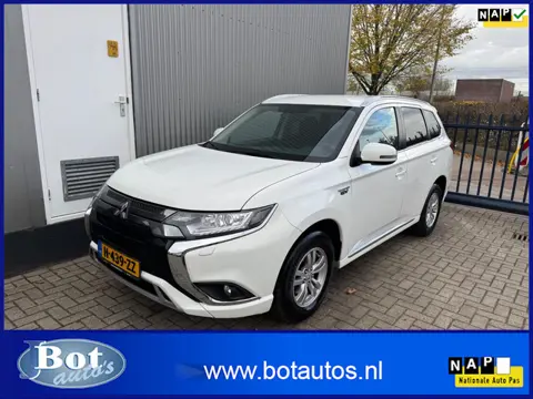 Mitsubishi Outlander 2.4 PHEV Pure / 1E EIGENAAR / AIRCO / CRUISE / PARKEERSENSOREN / TREKHAAK / CAM