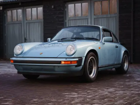 PORSCHE 911 3.0 SC Coupe Hell Blau metallic