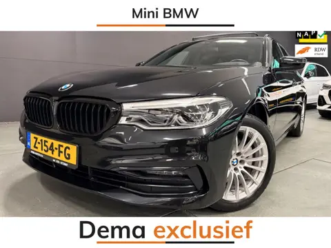 BMW 5-serie Touring 520i High Executive PANO/LEDER/H-UP/DAB/CARPLAY/SFEERVERL///