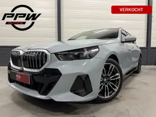 BMW 5 Serie Touring 520i M-Sport BROOKLYN-GRAU/PANO/TREKHAAK/H&K/HEAD-UP/360CAMERA/VENTILATIE//DRIVI