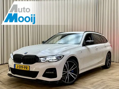 BMW 3 Serie Touring 330e M-Sport / Org.NL! / Carplay / Leder / Elek. Trekhaak / 19'' LMV /LED / Stoe