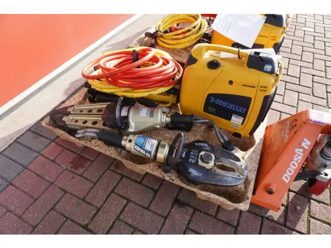 Weber Rescue set redgereedschap o.a. 2x Knipper | pers |  spreider | ramsteun | Compressor