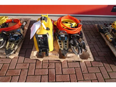 Weber Rescue set redgereedschap o.a. 2x Knipper | pers |  spreider | ramsteun | Compressor