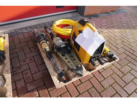 Weber Rescue set redgereedschap o.a. 2x Knipper | pers |  spreider | ramsteun | Compressor