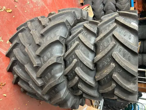 BKT 480/70R30 & 380/70R20 nieuwe banden (bj 2000)