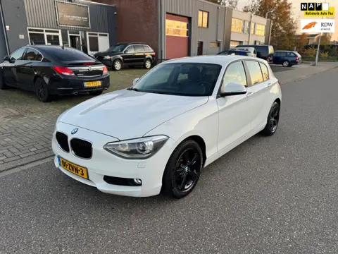 BMW 1-serie 116i 5DRS AUT8 2013 Wit | LEER | STOELVW | NW APK