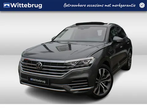 Volkswagen Touareg 3.0 TSi 381pk eHybrid 4MOTION ELEGANCE / Panorama dak / LEDER / Luchtvering / Zwe