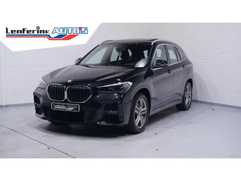 BMW X1 sDrive20i M Sport Panoramadak 1e Eig. NAP Head up Camera Apple Carplay Led koplampen