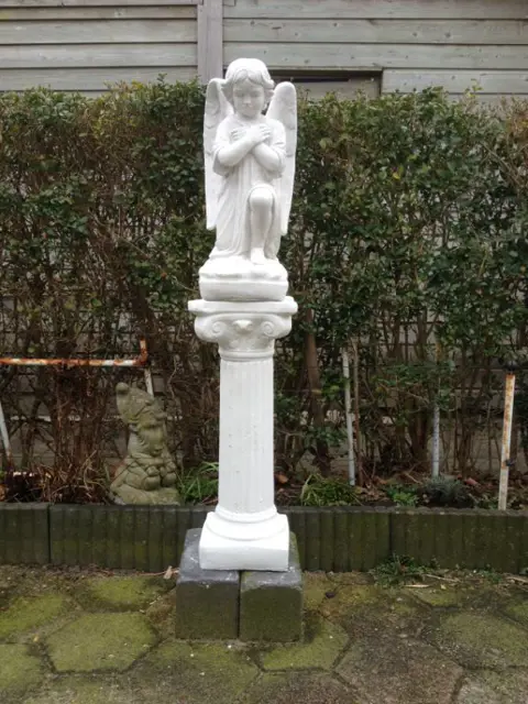 Engel met zuil.