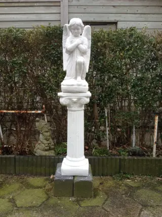 Engel met zuil.