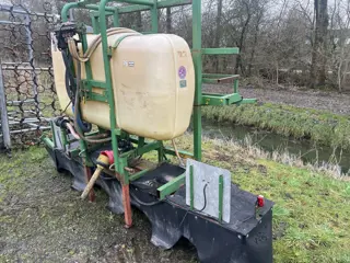 Brede ruggen spuit gedragen