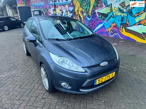 Ford Fiesta 1.25 Ghia dikke 17 inch velgen airco stereo orig Nederlands 5 deuren boeken aanwezig rij
