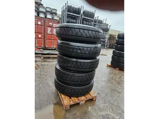 MICHELIN| terminal tractor tires 310/80R22.5 (bj 2015)