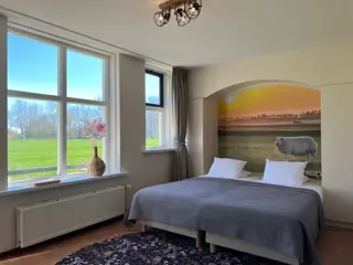 Kamer op begane grond met uitzicht op bos of weiland en eigen terras