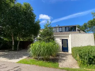 Kinderbungalow met grote afgesloten tuin en speeltoestel