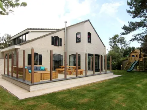 Vrijstaande kinderbungalow met grote afgesloten tuin en speeltoestel