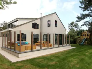 Vrijstaande kinderbungalow met grote afgesloten tuin en speeltoestel