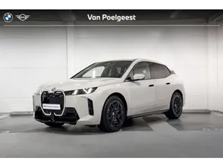 BMW iX xDrive45 | M Sport Pro | Stoelverwarming | Driving Assistant Plus | Harman/Kardon | Stuurwiel