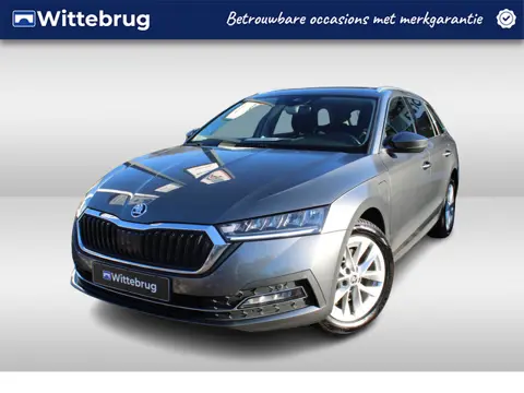 Škoda Octavia Combi 1.4 TSI iV 204pk PHEV Style DSG Automaat / Panorama dak / Navigatie by APP / LM 