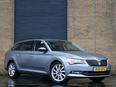 Škoda Superb Combi 1.4 TSI ACT Style Automaat | Clima | Comfortstoelen | Carplay | Haak |