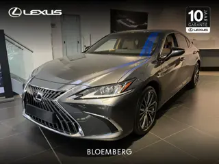 Lexus ES 300h 35th Edition | UIT VOORRAAD LEVERBAAR IN DE KLEUR GRAPHITE BLACK METALLIC |