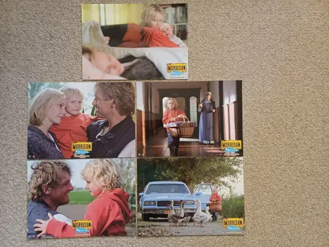 MORRISON KRIJGT EEN ZUSJE lobbycard set.