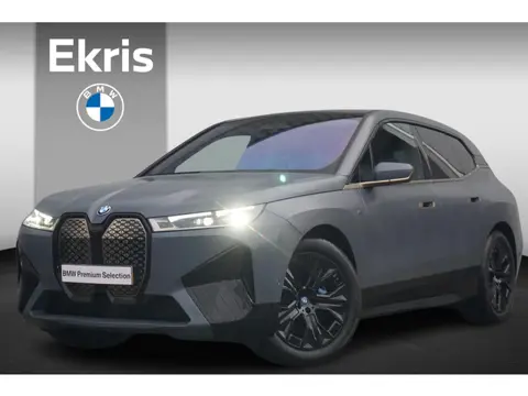 BMW iX M60 High Executive 112 kWh | Full PPF + Klasse 5 / Trekhaak / Panoramdak Sky Lounge / Soft Cl