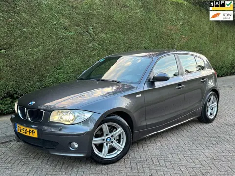 BMW 1-serie 120i Graphite /AUTOMAAT/LEER/XENON/PDC/RIJDTSUPER!/