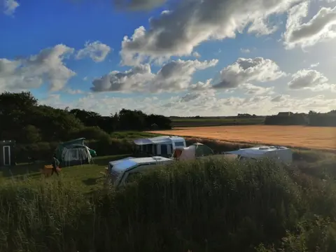 Kamperen met weids uitzicht richting vuurtoren duinen en waddendijk