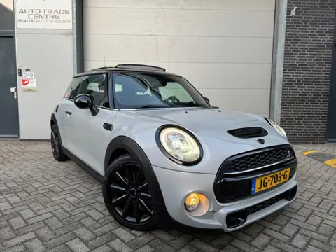 Mini Mini 2.0 Cooper S [AUT | Pano | Stoelverwarming | Xenon | Volledig onderhouden]