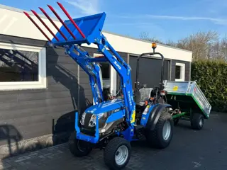 Solis Demo 22 pk compact tractor met voorlader op brede gazonbanden, NL kenteken en kiepwagen, zijsc
