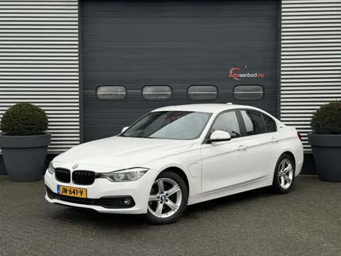 BMW 3-serie 330e Centennial Executive | Navigatie | Camera | Lederen Bekleding | Cruise Control |