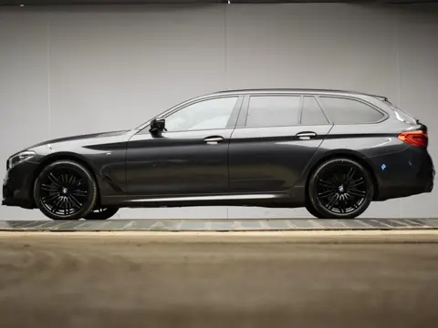 BMW 5-serie Touring 540i xDrive High Executive (CARPLAY,NAVI,SFEER VERLICHTING,LED,ALCANTARA,STOELVE