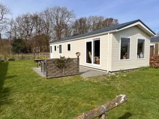Ruim en modern gelijkvloers ingericht chalet vlakbij het bos