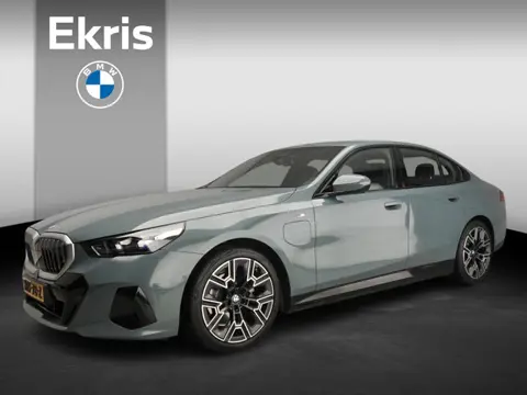 BMW 5 Serie Sedan 530e | M-Sportpakket | LED | Navigatie | Active cruise | Sportstoelen | Stoelverwa