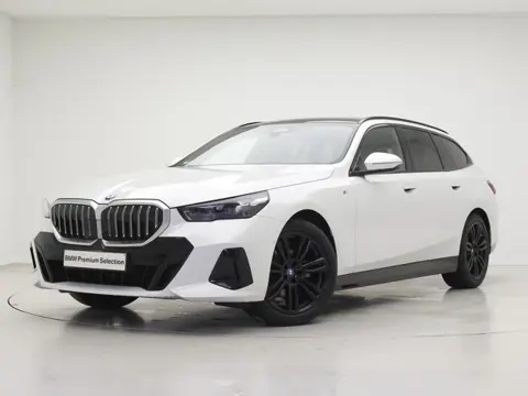 BMW 5 Serie Touring 520i M-Sport | Driving Assistant Plus | Harman Kardon | Panorama | Standkachel |