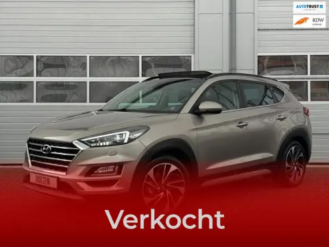 Hyundai Tucson 1.6 T-GDI PREMIUM / TREKHAAK / CARPLAY / PANO / 360 CAMERA / DODEHOEK / STOELVERKOELI
