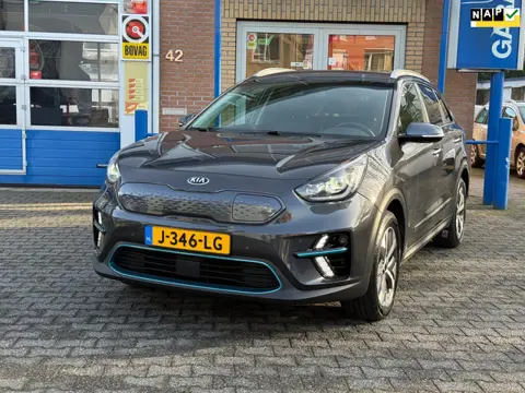 Kia E-Niro ExecutiveLine 64 kWh | Trekhaak | SOH 100% | BTW-auto | Stoelverwarming en -verkoeling | 