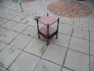 Te koop een leuk ouderwets spellentafeltje