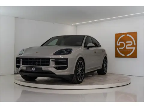 Porsche Cayenne Coupé 3.0 E-Hybrid 462PK | Cashmere | Pano | Bose | Lucht | Trekhaak | Chrono | VOL!