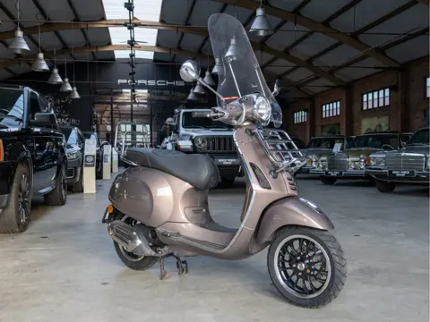 Vespa Snorscooter Primavera 4T Touring *LAGE KM-STAND* *Windscherm | LED knipperlichten | LED achter