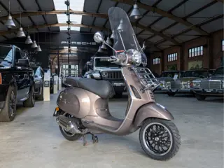 Vespa Snorscooter Primavera 4T Touring *LAGE KM-STAND* *Windscherm | LED knipperlichten | LED achter
