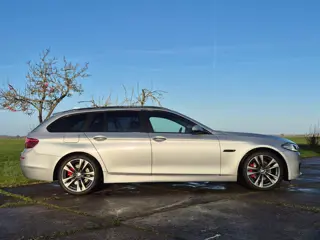 BMW 5-serie Touring 520i High Executive 19"/trekhaak/nivo reg.