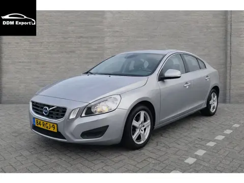 Volvo S60 2.0 D3 Intro Edition | Navi | Clima | Lichtmetalen velgen | Trekhaak | Sensoren |